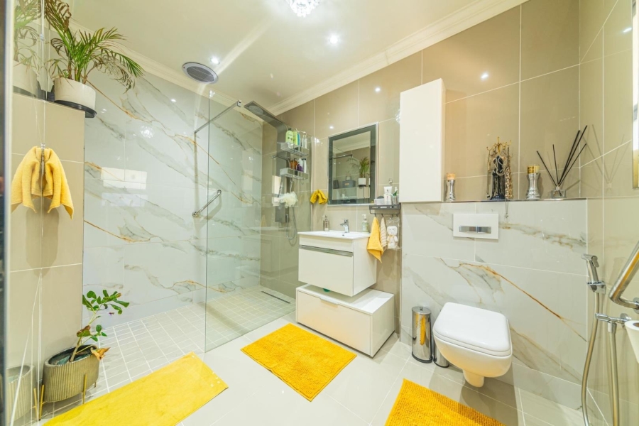 To Let 5 Bedroom Property for Rent in Loevenstein Western Cape